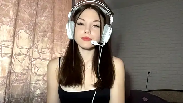 Snapshot of Tyrira_glow chatting on 10.07.25 Tyrira glow online show from 10.07.25