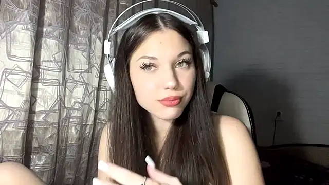 Snapshot of Tyrira_glow chatting on 10.15.25 Tyrira glow online show from 10.15.25