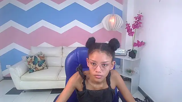 Snapshot of adisson_petite1 chatting on 10.06.25 adisson petite1 online show from 10.06.25
