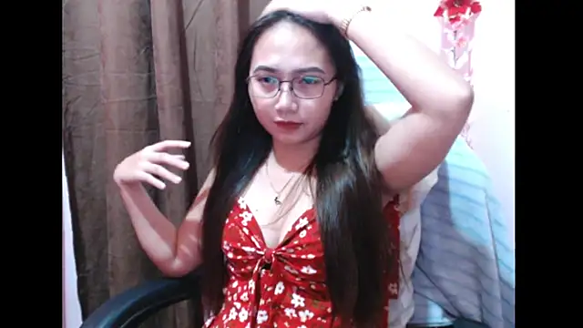 Snapshot of pinayscarlet chatting on 10.04.25 pinayscarlet online show from 10.04.25