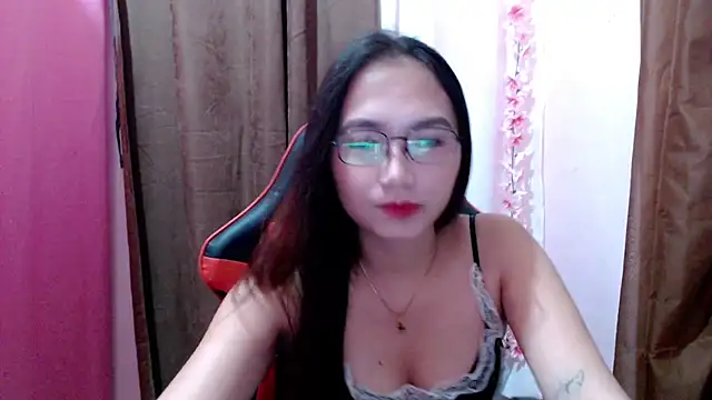 Snapshot of pinayscarlet chatting on 10.12.25 pinayscarlet online show from 10.12.25
