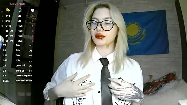 Snapshot of MernaGoggin chatting on 09.29.25 MernaGoggin online show from 09.29.25