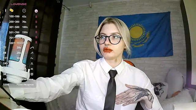 Snapshot of MernaGoggin chatting on 09.30.25 MernaGoggin online show from 09.30.25