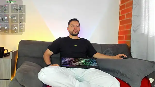 Snapshot of TomSloam chatting on 10.14.25 TomSloam online show from 10.14.25