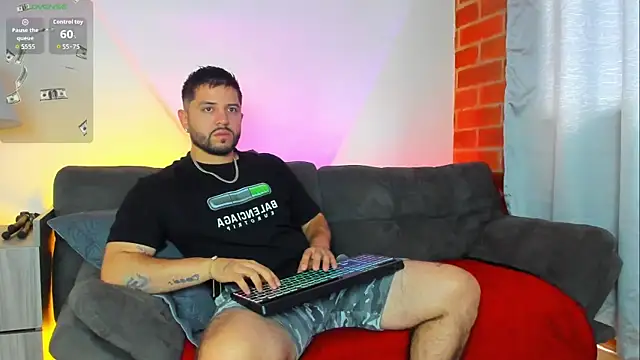 Snapshot of TomSloam chatting on 10.15.25 TomSloam online show from 10.15.25