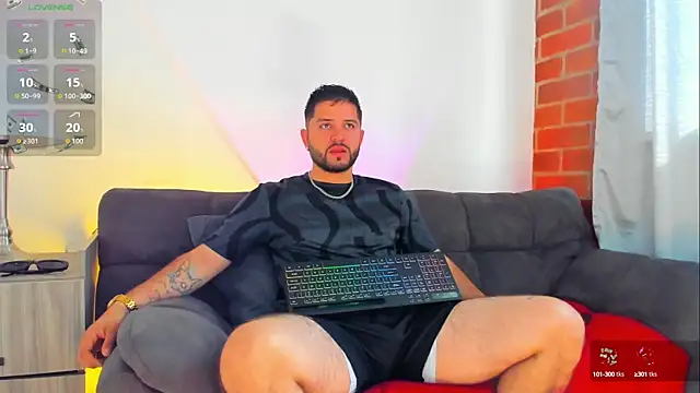 Snapshot of TomSloam chatting on 10.16.25 TomSloam online show from 10.16.25