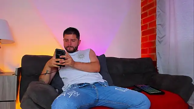 Snapshot of TomSloam chatting on 10.17.25 TomSloam online show from 10.17.25
