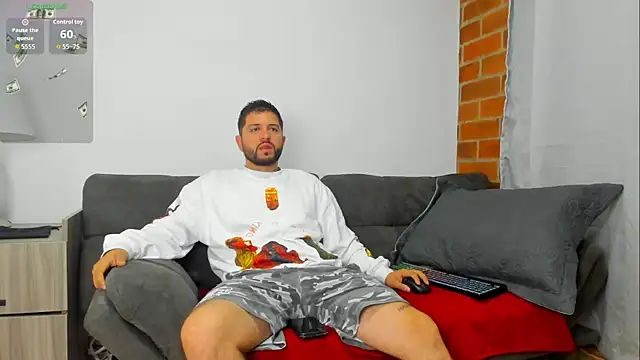 Snapshot of TomSloam chatting on 10.20.25 TomSloam online show from 10.20.25
