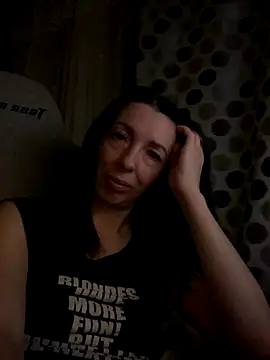 Snapshot of ViollaXlove chatting on 10.27.25 ViollaXlove online show from 10.27.25