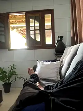 Snapshot of MCLZK chatting on 10.31.25 MCLZK online show from 10.31.25