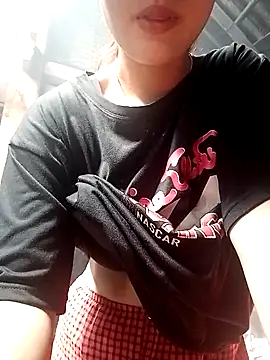 Snapshot of Tuelam_xx chatting on 10.19.25 Tuelam xx online show from 10.19.25