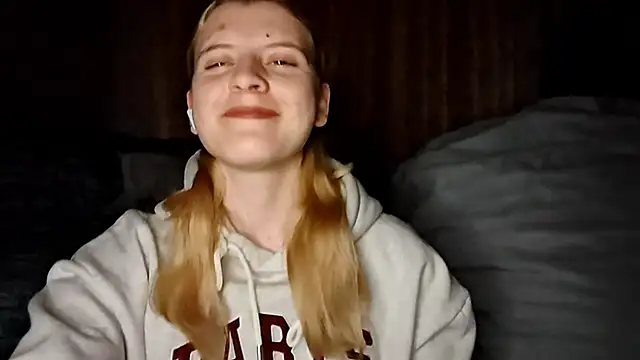 Snapshot of LynteriLain chatting on 10.19.25 LynteriLain online show from 10.19.25