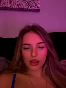 Snapshot of EllieEllxx chatting on 10.18.25 EllieEllxx online show from 10.18.25