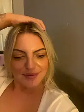 Snapshot of Diamondxoxx chatting on 10.08.25 Diamondxoxx online show from 10.08.25