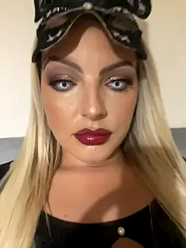 Snapshot of Diamondxoxx chatting on 10.31.25 Diamondxoxx online show from 10.31.25