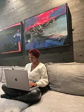 Snapshot of tia___fox chatting on 11.08.25 tia fox online show from 11.08.25