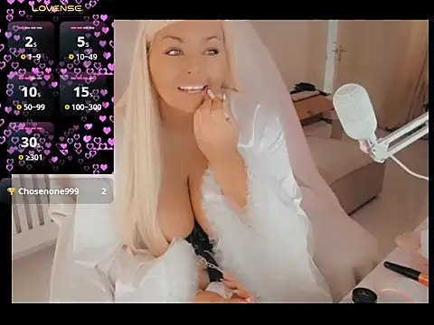 Snapshot of Siren-xiv chatting on 10.18.25 Siren-xiv online show from 10.18.25