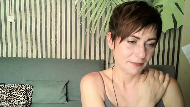 Ashley Brookss online show from 10.17.25