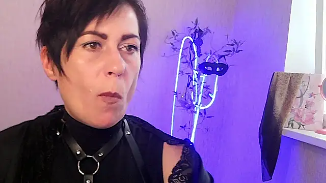 Ashley Brookss online show from 11.12.25