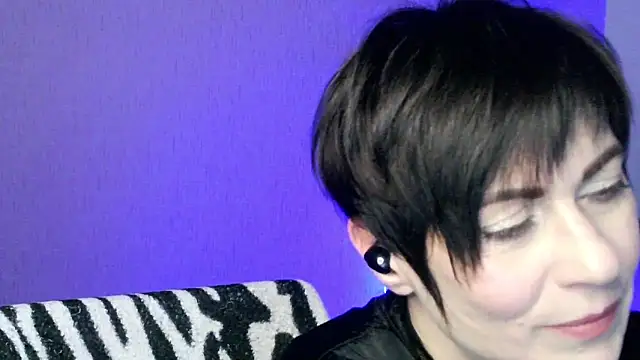 Ashley Brookss online show from 11.28.25