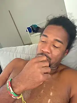 Snapshot of cracha chatting on 09.29.25 cracha online show from 09.29.25