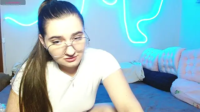 Snapshot of cutieblush chatting on 10.03.25 cutieblush online show from 10.03.25