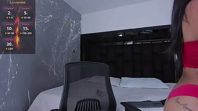 Snapshot of LiaClarck_ chatting on 11.20.25 LiaClarck online show from 11.20.25