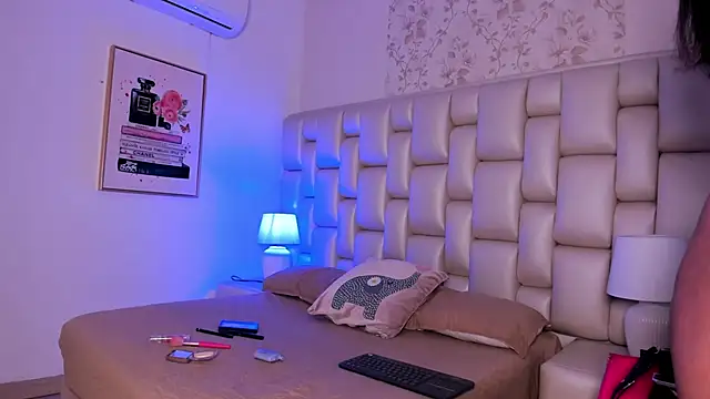 Snapshot of Peyton_louise chatting on 11.10.25 Peyton louise online show from 11.10.25