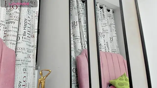 Zoe Blond online show from 10.31.25