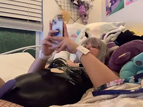 Snapshot of sadgirlsocial chatting on 10.09.25 sadgirlsocial online show from 10.09.25