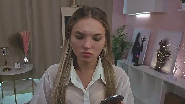 JulieLupo online show from 10.12.25