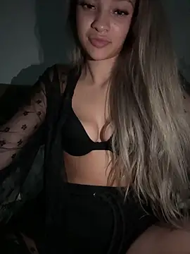 Snapshot of Honeyyyxo chatting on 10.02.25 Honeyyyxo online show from 10.02.25
