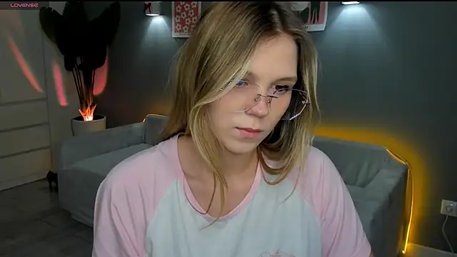 Snapshot of linakorvin chatting on 10.20.25 linakorvin online show from 10.20.25