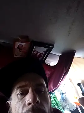 Snapshot of LetMeLiqU chatting on 10.24.25 LetMeLiqU online show from 10.24.25