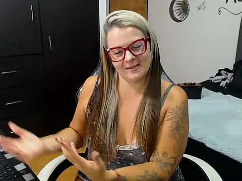 perlagoloza05 online show from 10.15.25