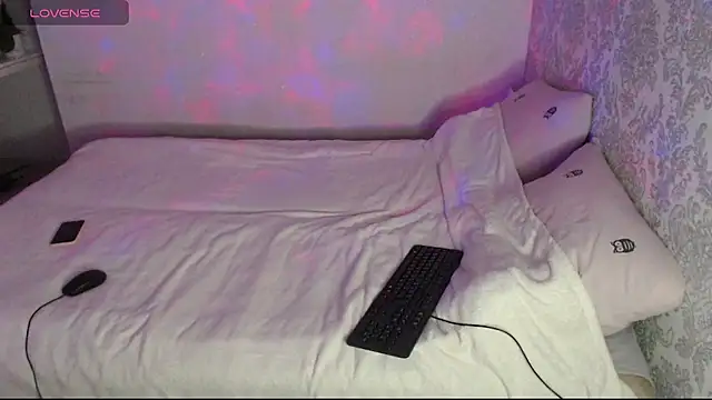 Snapshot of LilleLille chatting on 10.08.25 LilleLille online show from 10.08.25