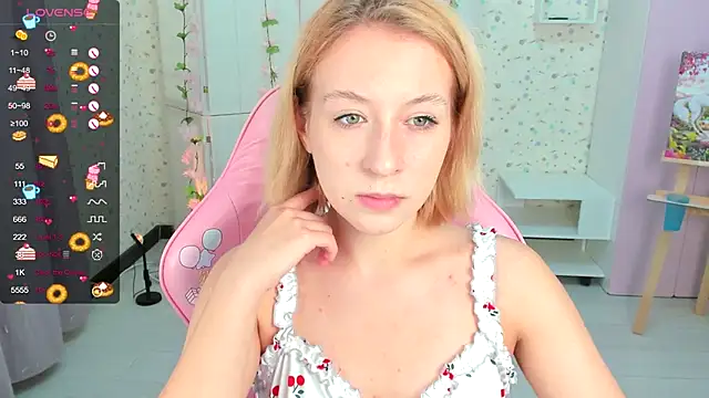 Snapshot of Emma_Garcias chatting on 10.18.25 Emma Garcias online show from 10.18.25