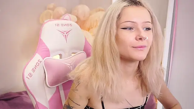Snapshot of Celeste_eyes0n chatting on 10.18.25 Celeste eyes0n online show from 10.18.25