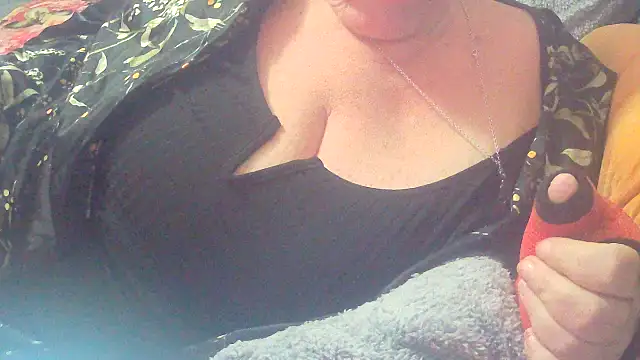 Snapshot of Playful_MILF_Demi chatting on 10.22.25 Playful MILF Demi online show from 10.22.25