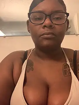 Snapshot of ThickChick94 chatting on 10.19.25 ThickChick94 online show from 10.19.25