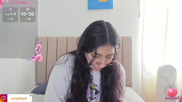 Snapshot of LoveLyy- chatting on 10.27.25 LoveLyy- online show from 10.27.25