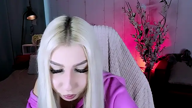 Snapshot of EvelynnLuxe chatting on 10.17.25 EvelynnLuxe online show from 10.17.25