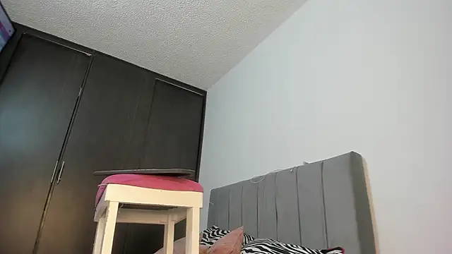 Snapshot of emy_collyns chatting on 10.17.25 emy collyns online show from 10.17.25