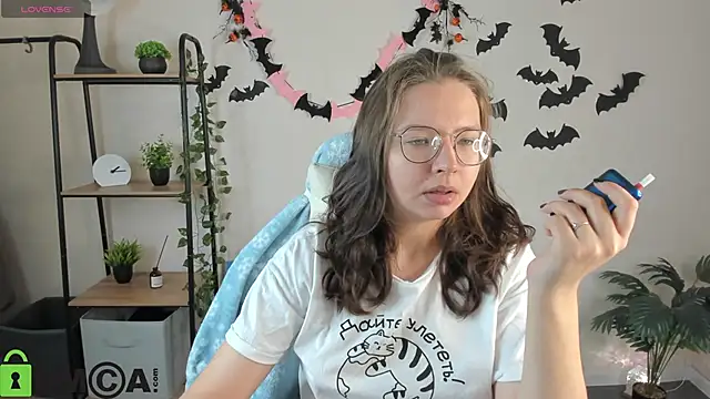 Nuura Moore online show from 11.07.25