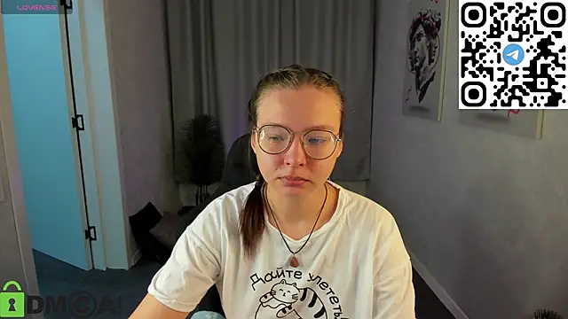 Nuura Moore online show from 11.25.25