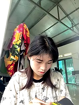 Snapshot of Mylinh- chatting on 10.10.25 Mylinh- online show from 10.10.25