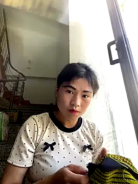 Snapshot of Mylinh- chatting on 10.11.25 Mylinh- online show from 10.11.25