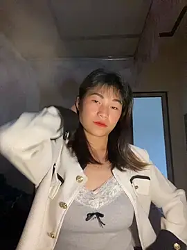 Snapshot of Mylinh- chatting on 10.16.25 Mylinh- online show from 10.16.25