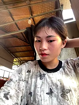 Snapshot of Mylinh- chatting on 10.18.25 Mylinh- online show from 10.18.25