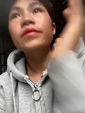 Snapshot of Mylinh- chatting on 10.19.25 Mylinh- online show from 10.19.25